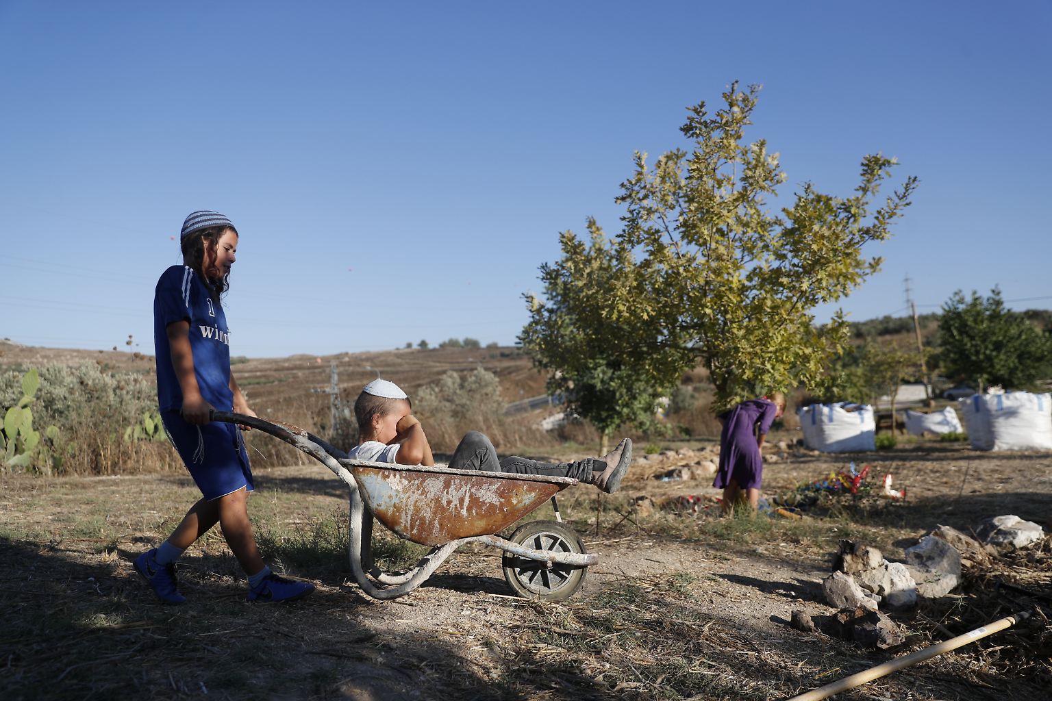 Religiöse Siedler in Israel wohnen in der Westbank in direkter Nachbarschaft mit den Palästinensern. Doch sie schotten sich voneinander ab und leben in zwei Welten. Deutlicher ist nirgendwo zu sehen, wie kompliziert der Nahostkonflikt ist. 