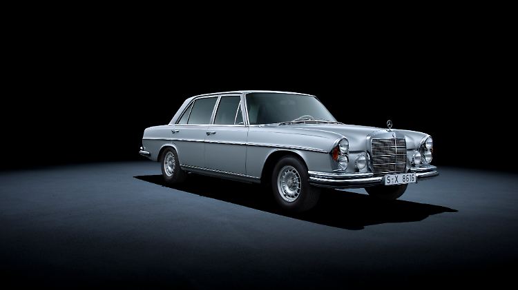 Auf der IAA 1969 überraschte Mercedes mit einem mächtigen 3,5-Liter-V8 im 280 SEL.