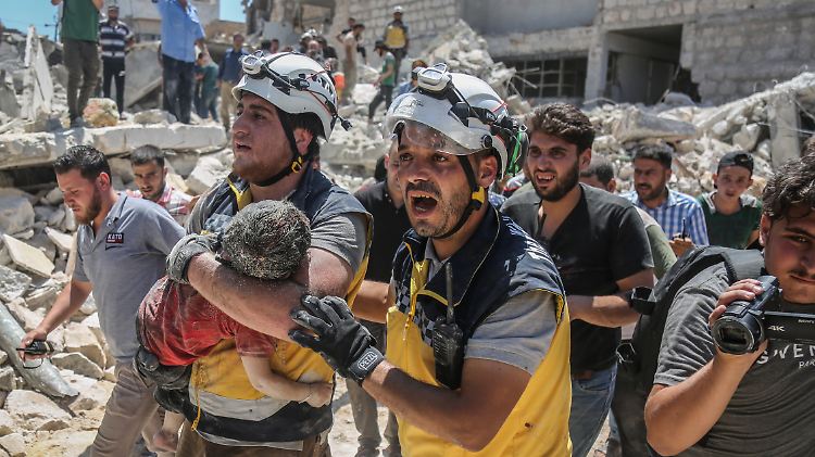 Bei diesem Luftangriff auf einen Markt in Idlib starben mehr als 30 Menschen. 