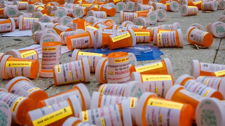 Nach Angaben der US-Gesundheitsbehörde CDC starben allein im Jahr 2020 rund 90.000 Menschen in den USA an einer Drogen-Überdosis.