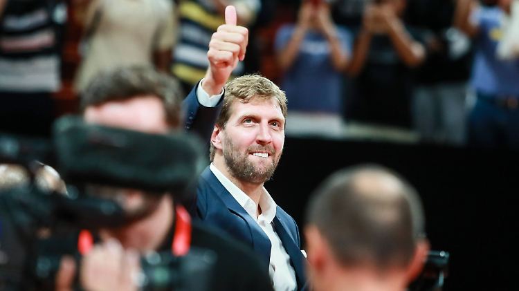 Nowitzki ist dem Basketball natürlich weiter verbunden.