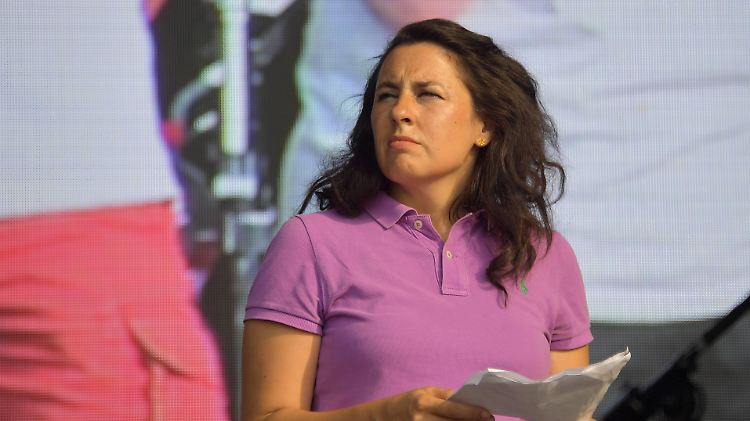 Hat mindestens sechs Morddrohungen bekommen: Die Frankfurter Anwältin Seda Basay-Yildiz im August auf einer Dresdner Demonstration gegen rechts. 