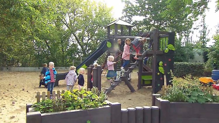 spielplatz aus müll.jpg