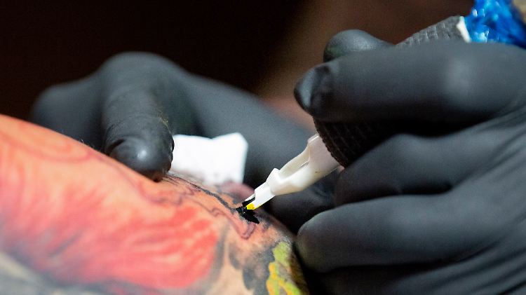 Erste Hinweise auf das Tattoo soll es vergangenen Sommer gegeben haben. (Symbolbild)