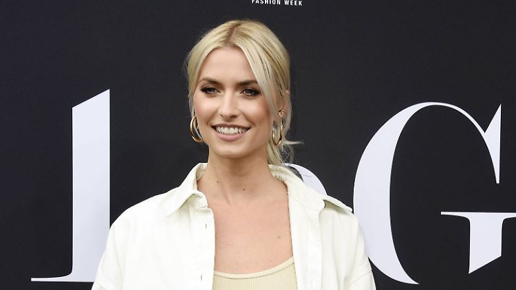 Ob mit oder ohne Make-up, mit oder ohne Klamotten - Lena Gercke begeistert ihre Fans.