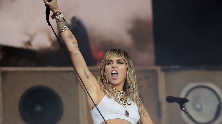 Mit kämpferischen Siegerposen kennt sich Miley Cyrus aus.