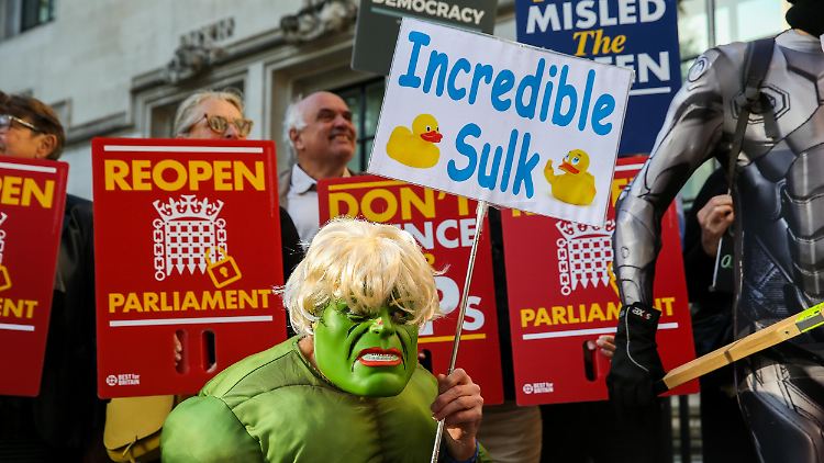 Premier Johnson sieht den Entfesselungskünstler Hulk als Anhänger des Brexits. Demonstranten vor dem Supreme Court sehen das ganz anders.