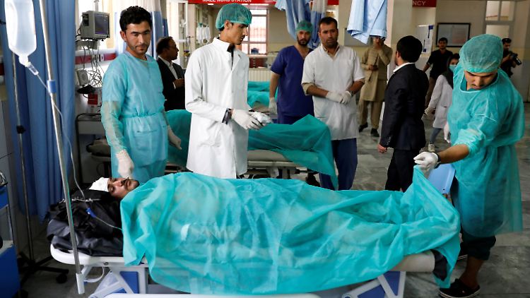 Ärzte in einem Krankenhaus in Kabul kümmern sich um Verletzte: Nur eine Stunde nach einem Anschlag auf eine Veranstaltung des afghanischen Präsidenten explodiert ein Sprengsatz im Zentrum Kabul.