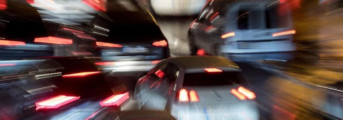 Autos fahren im Feierabendverkehr über eine Straße. Foto: Sebastian Gollnow/Archiv