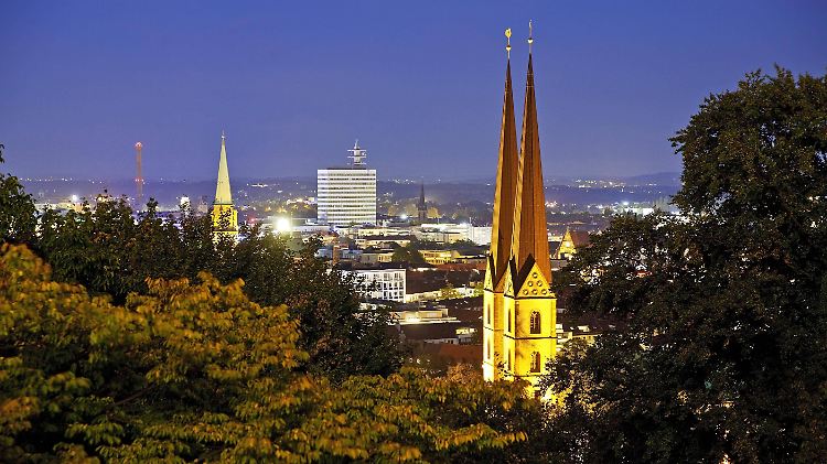 Eine Stadt mit allem Drum und Dran: Bielefeld, überragt von seiner Marienkirche, hat als erste deutsche Stadt den Beweis ihrer Existenz geführt.