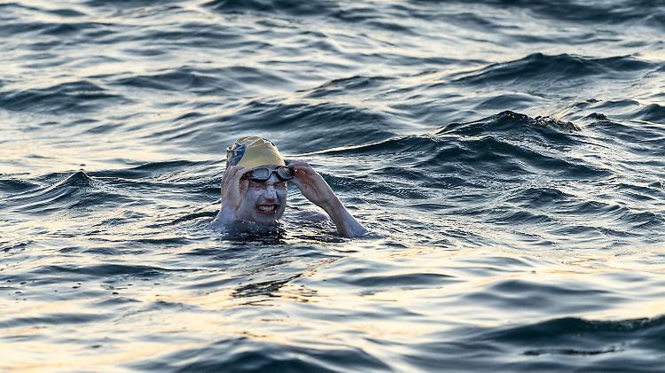 Das Salzwasser machte Thomas während des Schwimmens besonders zu schaffen: "Deine Kehle schmerzt, dein Mund und deine Zunge."