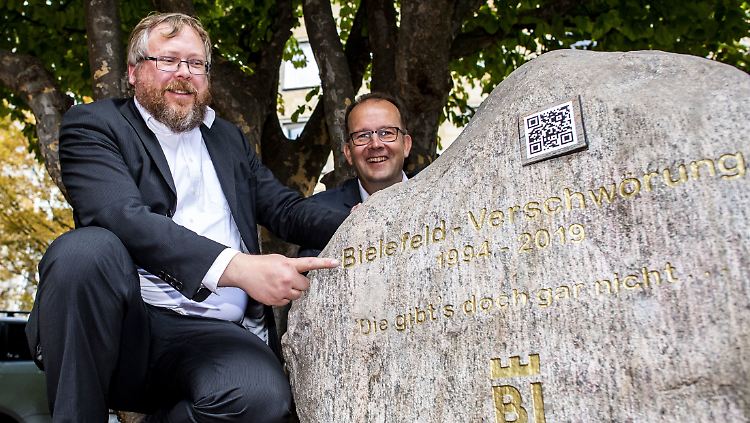 Gedenkstein für das Ende einer Verschwörung: Ab sofort ist amtlich, dass Bielefeld existiert.