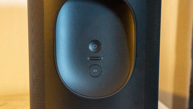 Das gab's bei Sonos auch noch nicht: Über der WLAN/Bluetooth-Taste hat der Move einen Ausschalter.