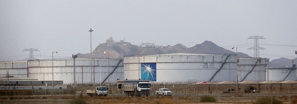 Blick auf Öltanks in einer Anlage des staatlichen saudi-arabischen Ölkonzerns Saudi Aramco.