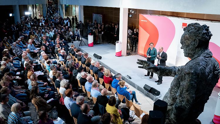 Die Willy-Brandt-Skulptur in der SPD-Parteizentrale wirkt noch ein wenig einschüchternder als sonst. "Wer von euch hat das Format, in meine Fußstapfen zu treten?", scheint sie die 14 Bewerber zu fragen.