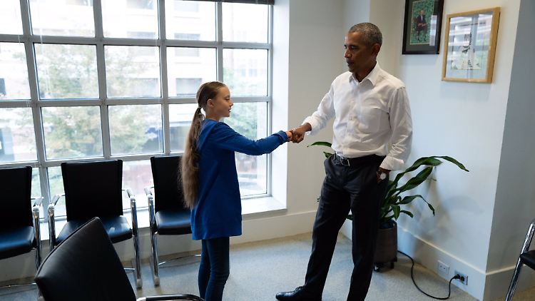 Obama und Greta schlagen zum Abschluss ihres Treffens ihre Fäuste aneinander.