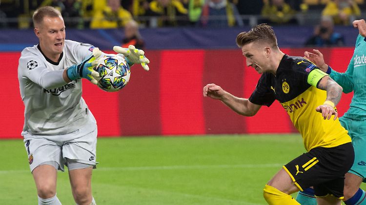 Mit beeindruckender Lässigkeit fischt Marc-André ter Stegen Marco Reus den Ball vor der Nase weg.
