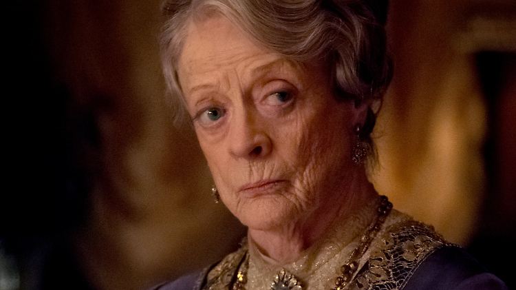 Über allen Familienereignissen thront Violet, das (heimliche) Familienoberhaupt, die Countess of Grantham. Ihre resolute, trockene Art und ihre Auseinandersetzungen mit Cousine Isobel gehören zu den Highlights.