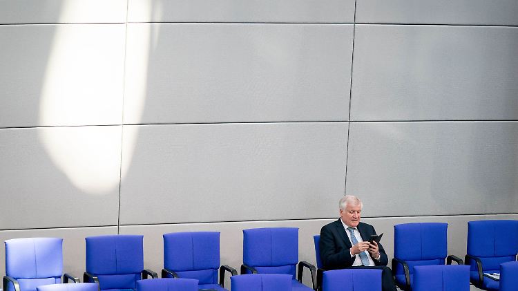 Mit seinem Vorschlag für einen EU-Verteilautomatismus von Mittelmeer-Flüchtlingen steht er in seiner Partei allein: Innenminister Seehofer vergangene Woche bei der Generaldebatte im Bundestag.