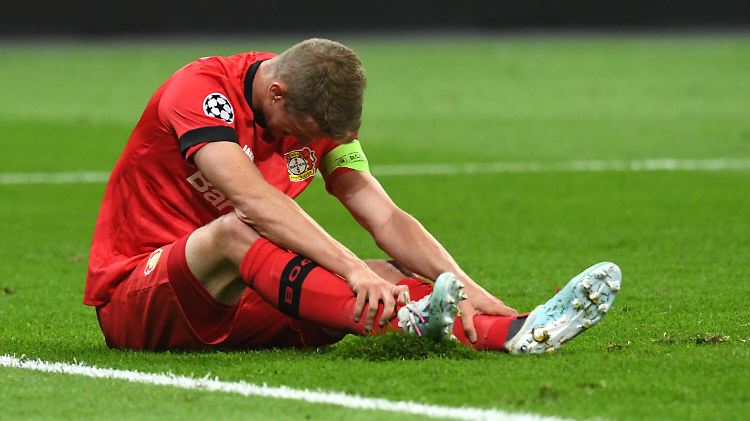 Bayer-Kapitän Lars Bender war die Enttäuschung anzusehen.