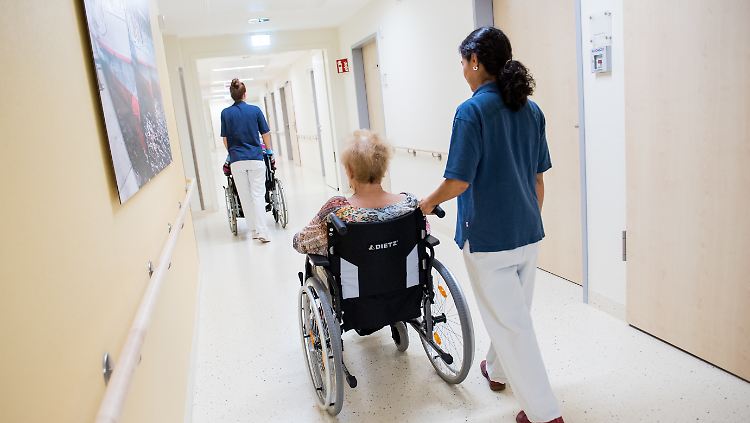 Vor allem in der Pflege werden dringend Fachkräfte im EU-Ausland gesucht.