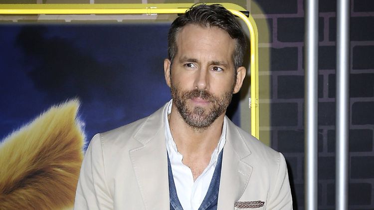 Was unter dem Anzug von Ryan Reynolds steckt, gibt es bei Instagram zu sehen.