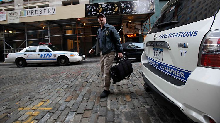 Manhattan, südlich der Houston Street: Der Gerichtsmediziner auf dem Weg in das Appartment, in dem Mark Madoff starb.