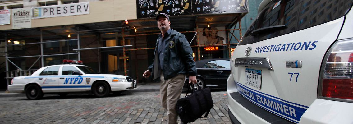 Manhattan, südlich der Houston Street: Der Gerichtsmediziner auf dem Weg in das Appartment, in dem Mark Madoff starb.