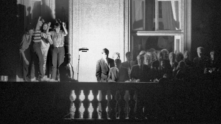 Dieses Bild geht um die Welt. Hans-Dietrich Genscher (8. von rechts) spricht zu den DDR-Flüchtlingen.