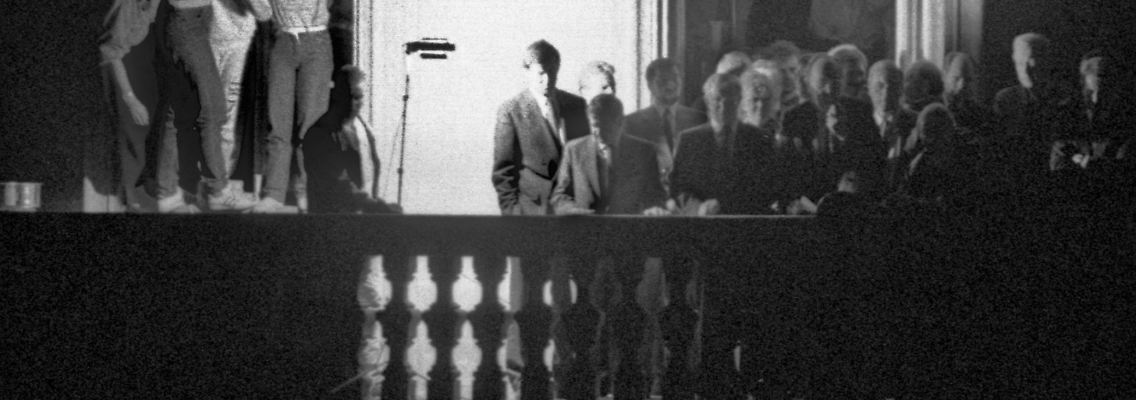 Dieses Bild geht um die Welt. Hans-Dietrich Genscher (8. von rechts) spricht zu den DDR-Flüchtlingen.