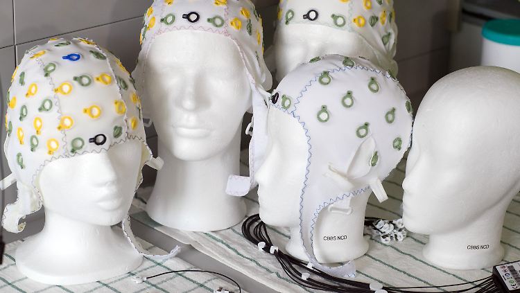 Die Patienten sollten Fragen in Gedanken beantworten, während die Wissenschaftler mit einer Kopfhaube und Computern ihre Hirnaktivität maßen.