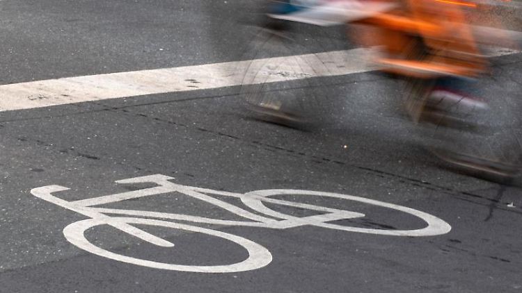 Die Nutzungspflicht von Radwegen soll den schnelleren Kraftfahrzeug- vom Fahrradverkehr trennen.