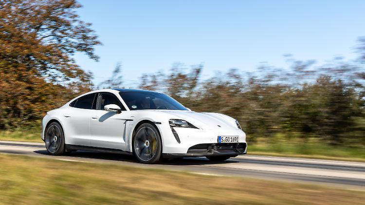 Der Porsche Taycan sortiert sich als Strom-Sportler neben dem Panamera ein.