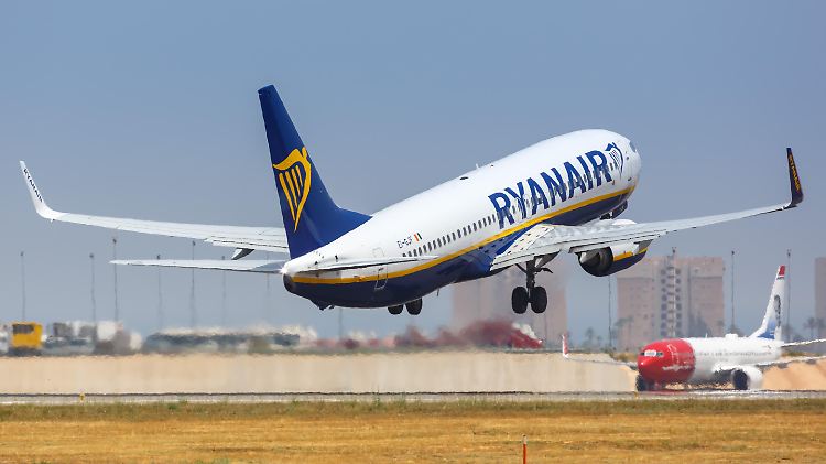 Eine Boeing B737-800 der Ryanair hebt auf dem Flughafen im spanischen Alicante ab.