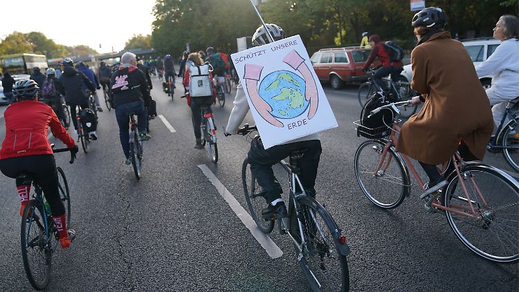 In Berlin nahmen zahlreiche Fahrradfahrer an einer Demonstrationsfahrt teil.