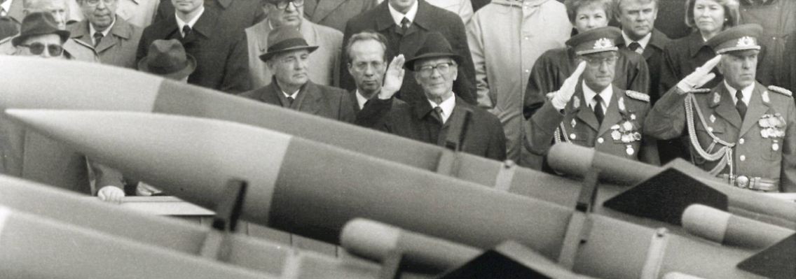 Noch einmal Raketen in Ost-Berlin. Erich Honecker und Michail Gorbatschow bei der Militärparade.