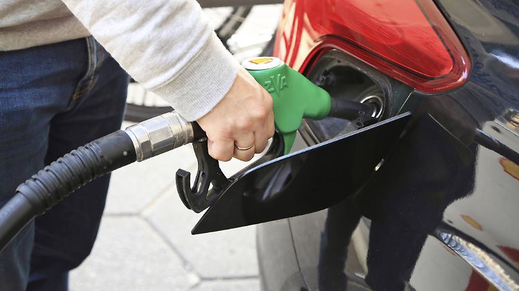 Experten gehen davon aus, dass ein CO2-Preis von 35 Euro pro Tonne etwa Diesel beim Tanken um mehr als 9 Cent verteuert.