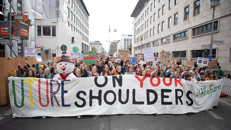 Statt den erwarteten 10.000 Teilnehmern, kommen in Berlin laut Angaben der Veranstalter mehr als hunderttausend Demonstranten.