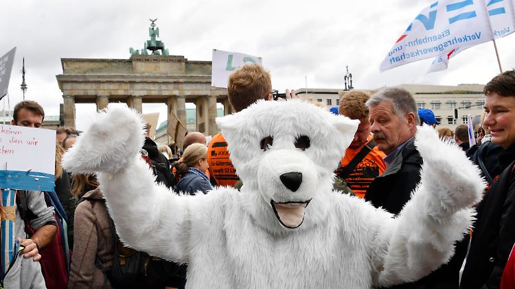 Zehntausende Menschen zieht es zum Klimastreik an das Brandenburger Tor.