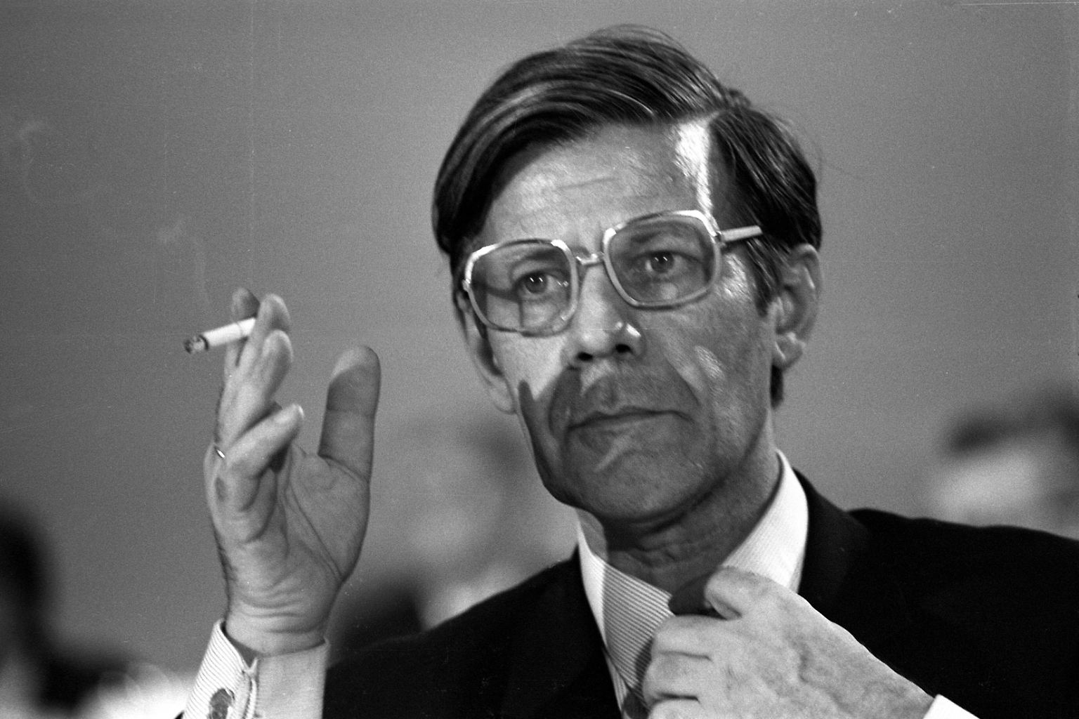 Es gab einen, der rauchte immer und überall. Helmut Schmidt rauchte 1971 auf dem SPD-Parteitag Zigarette ...
