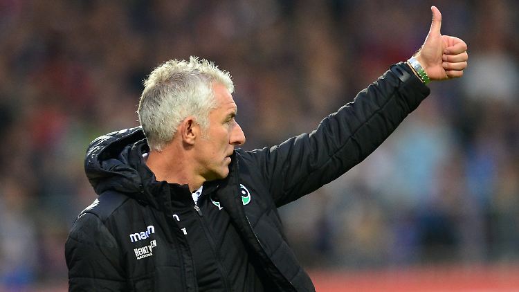 Daumen hoch für wichtige drei Punkte: Mirko Slomka feiert mit Hannover 96 ein wichtigen Auswärtssieg in Kiel.