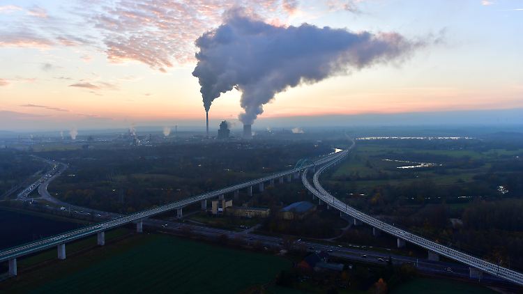Milliardeninvestitionen in Infrastruktur, Bildung, Verwaltung und Sozialsysteme: Im Bild die ICE-Neubaustrecke mit der Saale-Elster-Talbrücke bei Schkopau in Sachsen-Anhalt.