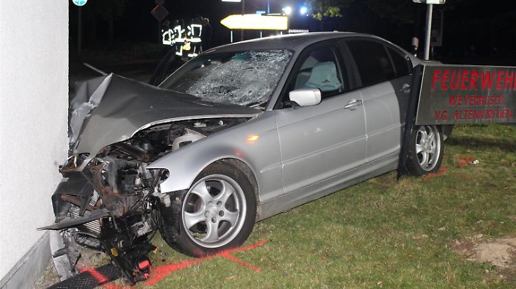 Die beiden Fahrzeuginsassen wurden bei dem Unfall leicht verletzt.