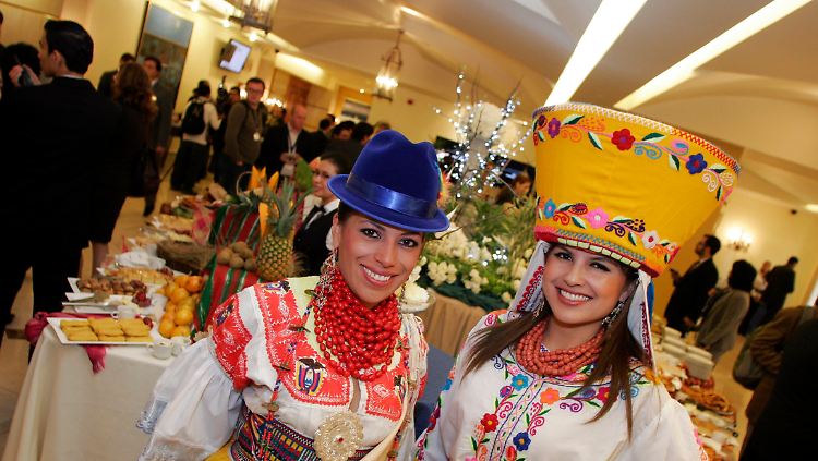 Kein Opec-Treffen ohne folkloristisches Rahmenprogramm: Zwei Damen in modern interpretierter ecuadorianischer Landestracht.
