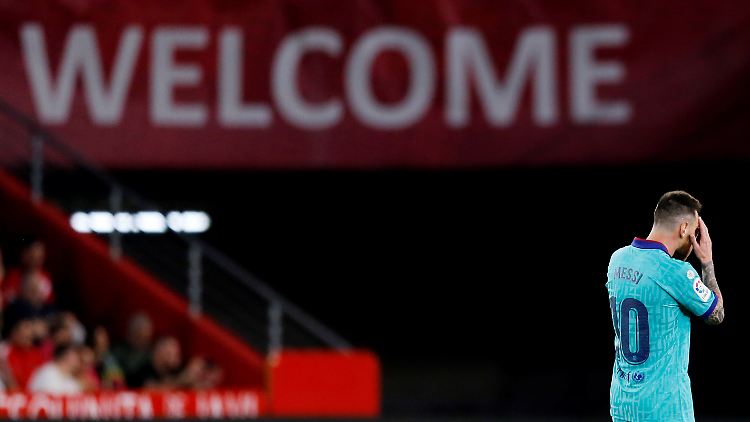 Kann es nicht fassen: Lionel Messi hat mit dem FC Barcelona gegen Granada verloren.