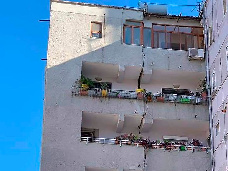 Vorerst unbewohnbar: Ein tiefer Riss zieht sich an diesem Wohnhaus in Tirana über mehrere Etagen.
