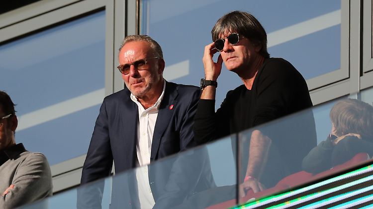 "Das lässt mich völlig entspannt in die Zukunft blicken": Joachim Löw (r.), hier mit Karl-Heinz Rummenigge im Stadion.