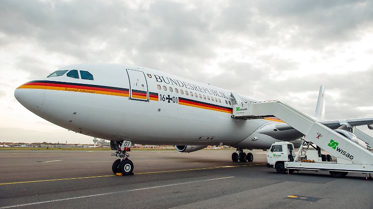 Kurzfristig umgebucht: Einer der beiden A340 aus der Flotte der Flugbereitschaft, hier auf dem Rollfeld in Tegel.