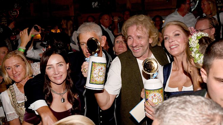 Neue Liebe: Thomas Gottschalk besucht mit Karina Mroß das Oktoberfest.