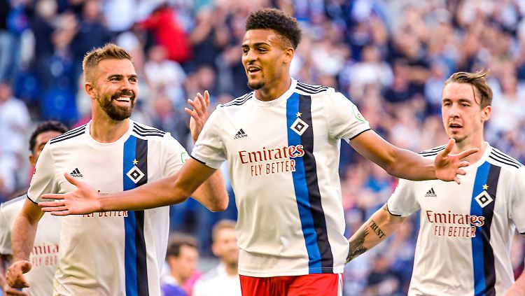 Gute Laune im Volkspark: Die Hamburger Lukas Hinterseer, Torschütze Joshua Vagnoman und Hamburgs Adrian Markus Fein feieren den Treffer zum 1:0.